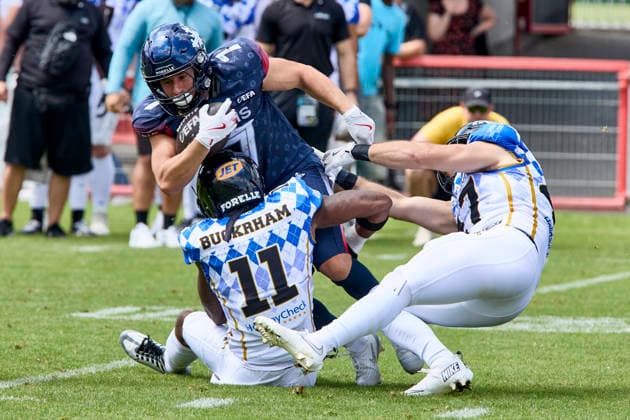 European Football Alliance (EFA), Munich Ravens vs Paris Musketeers, Munich Ravens, Paris Musketeers, 2026-08-02 in München-Unterhaching (Alpenbauer Sportpark Unterhaching) KHANDAR Nicolas (PARIS MUSKETEERS Running Back (RB) Nr7-PAR7), BUCKRHAM Divine (Munich Ravens Defensive Back (DB) Nr11-MUC11), SCHMID Dominik (Munich Ravens Linebacker (LB) Nr47-MUC47) sportworld München-Unterhaching Alpenbauer Sportpark Unterhachin Bayern Deutschland *** European Football Alliance (EFA), Munich Ravens vs. Paris Musketeers, Munich Ravens, Paris Musketeers, August 2, 2026, in Munich-Unterhaching, Alpenbauer Sportpark, Unterhaching; KHANDAR Nicolas, PARIS MUSKETEERS, Running Back (RB) No. 7, PAR7, BUCKRHAM Divine, Munich Ravens, Defensive Back (DB), No. 11 (MUC11), SCHMID Dominik, Munich Ravens, Linebacker (LB), No. 47 (MUC47), Sportworld, Munich, Unterhaching, Alpenbauer Sportpark, Unterhaching, Bavaria, Germany