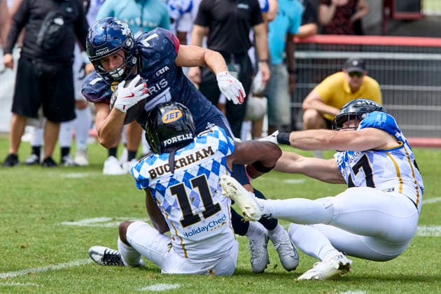 European Football Alliance (EFA), Munich Ravens vs Paris Musketeers, Munich Ravens, Paris Musketeers, 2026-08-02 in München-Unterhaching (Alpenbauer Sportpark Unterhaching) KHANDAR Nicolas (PARIS MUSKETEERS Running Back (RB) Nr7-PAR7), BUCKRHAM Divine (Munich Ravens Defensive Back (DB) Nr11-MUC11), SCHMID Dominik (Munich Ravens Linebacker (LB) Nr47-MUC47) sportworld München-Unterhaching Alpenbauer Sportpark Unterhachin Bayern Deutschland *** European Football Alliance (EFA), Munich Ravens vs. Paris Musketeers, Munich Ravens, Paris Musketeers, August 2, 2026, in Munich-Unterhaching, Alpenbauer Sportpark, Unterhaching; KHANDAR Nicolas, PARIS MUSKETEERS, Running Back (RB) No. 7, PAR7, BUCKRHAM Divine, Munich Ravens, Defensive Back (DB), No. 11 (MUC11), SCHMID Dominik, Munich Ravens, Linebacker (LB), No. 47 (MUC47), Sportworld, Munich, Unterhaching, Alpenbauer Sportpark, Unterhaching, Bavaria, Germany