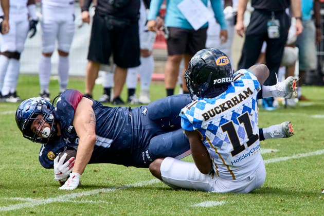 European Football Alliance (EFA), Munich Ravens vs Paris Musketeers, Munich Ravens, Paris Musketeers, 2026-08-02 in München-Unterhaching (Alpenbauer Sportpark Unterhaching) KHANDAR Nicolas (PARIS MUSKETEERS Running Back (RB) Nr7-PAR7), BUCKRHAM Divine (Munich Ravens Defensive Back (DB) Nr11-MUC11) sportworld München-Unterhaching Alpenbauer Sportpark Unterhachin Bayern Deutschland *** European Football Alliance (EFA), Munich Ravens vs. Paris Musketeers, Munich Ravens, Paris Musketeers, August 2, 2026, in Munich-Unterhaching, Alpenbauer Sportpark, Unterhaching; KHANDAR Nicolas, PARIS MUSKETEERS, Running Back (RB), No. 7, PAR7, BUCKRHAM Divine, Munich Ravens, Defensive Back (DB) No. 11, MUC11, sportworld, Munich, Unterhaching, Alpenbauer Sportpark, Unterhaching, Bavaria, Germany