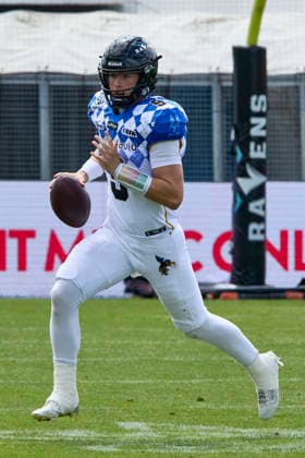 European Football Alliance (EFA), Munich Ravens vs Paris Musketeers, Munich Ravens, Paris Musketeers, 2026-08-02 in München-Unterhaching (Alpenbauer Sportpark Unterhaching) TABOR Russell (Munich Ravens Quarterback (QB) Nr9-MUC9) sportworld München-Unterhaching Alpenbauer Sportpark Unterhachin Bayern Deutschland *** European Football Alliance (EFA), Munich Ravens vs. Paris Musketeers, Munich Ravens, Paris Musketeers, August 2, 2026, in Munich-Unterhaching, Alpenbauer Sportpark, Unterhaching; TABOR Russell, Munich Ravens quarterback (QB), No. 9 (MUC9), Sportworld, Munich-Unterhaching, Alpenbauer Sportpark, Unterhaching, Bavaria, Germany
