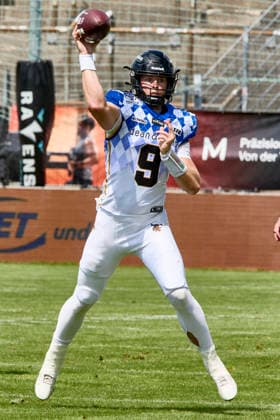 European Football Alliance (EFA), Munich Ravens vs Paris Musketeers, Munich Ravens, Paris Musketeers, 2026-08-02 in München-Unterhaching (Alpenbauer Sportpark Unterhaching) TABOR Russell (Munich Ravens Quarterback (QB) Nr9-MUC9) sportworld München-Unterhaching Alpenbauer Sportpark Unterhachin Bayern Deutschland *** European Football Alliance (EFA), Munich Ravens vs. Paris Musketeers, Munich Ravens, Paris Musketeers, August 2, 2026, in Munich-Unterhaching, Alpenbauer Sportpark, Unterhaching; TABOR Russell, Munich Ravens quarterback (QB), No. 9 (MUC9), Sportworld, Munich-Unterhaching, Alpenbauer Sportpark, Unterhaching, Bavaria, Germany