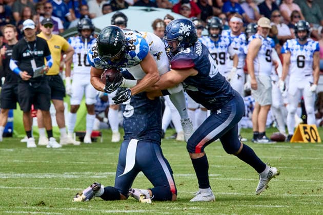 European Football Alliance (EFA), Munich Ravens vs Paris Musketeers, Munich Ravens, Paris Musketeers, 2026-08-02 in München-Unterhaching (Alpenbauer Sportpark Unterhaching) STADLER Michael (Munich Ravens Wide Receiver (WR) Kicker (K) Nr84-MUC84), KILANI Amir (PARIS MUSKETEERS Defensive Back (DB) Nr3-PAR3), BARBARAS Ilan (PARIS MUSKETEERS Linebacker (LB) Nr45-PAR45) sportworld München-Unterhaching Alpenbauer Sportpark Unterhachin Bayern Deutschland *** European Football Alliance (EFA), Munich Ravens vs. Paris Musketeers, Munich Ravens, Paris Musketeers, August 2, 2026, in Munich-Unterhaching, Alpenbauer Sportpark Unterhaching; STADLER Michael, Munich Ravens, Wide Receiver (WR), Kicker (K), No. 84 (MUC84), KILANI Amir PARIS MUSKETEERS Defensive Back DB No. 3 PAR3, BARBARAS Ilan PARIS MUSKETEERS Linebacker LB No. 45 PAR45, Sportworld Munich Unterhaching, Alpenbauer Sportpark, Unterhaching, Bavaria, Germany