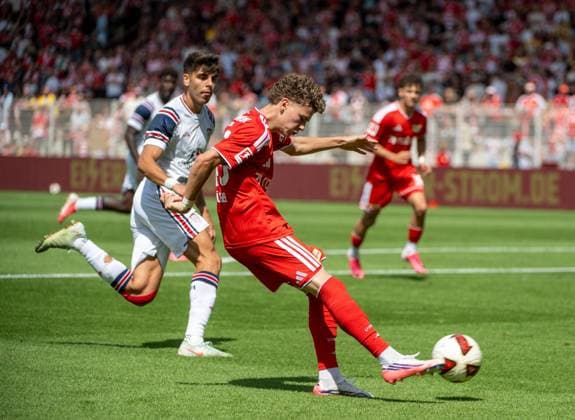 Fußball, Herren, Saison 2026 2027, Testspiel, 1. FC Union Berlin - Cagliari Calcio, v. l. Adam Obert (Cagliari Calcio), Linus Güther (1. FC Union), 02.08.2026, *** Soccer, Men s, 2026–2027 Season, Friendly Match, 1. FC Union Berlin vs. Cagliari Calcio, from left: Adam Obert (Cagliari Calcio), Linus Güther (1. FC Union), August 2, 2026, Copyright: xMatthiasxKochx
