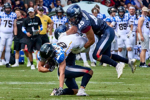 European Football Alliance (EFA), Munich Ravens vs Paris Musketeers, Munich Ravens, Paris Musketeers, 2026-08-02 in München-Unterhaching (Alpenbauer Sportpark Unterhaching) STADLER Michael (Munich Ravens Wide Receiver (WR) Kicker (K) Nr84-MUC84), KILANI Amir (PARIS MUSKETEERS Defensive Back (DB) Nr3-PAR3), BARBARAS Ilan (PARIS MUSKETEERS Linebacker (LB) Nr45-PAR45) sportworld München-Unterhaching Alpenbauer Sportpark Unterhachin Bayern Deutschland *** European Football Alliance (EFA), Munich Ravens vs. Paris Musketeers, Munich Ravens, Paris Musketeers, August 2, 2026, in Munich-Unterhaching, Alpenbauer Sportpark Unterhaching; STADLER Michael, Munich Ravens, Wide Receiver (WR), Kicker (K), No. 84 (MUC84), KILANI Amir PARIS MUSKETEERS Defensive Back DB No. 3 PAR3, BARBARAS Ilan PARIS MUSKETEERS Linebacker LB No. 45 PAR45, Sportworld Munich Unterhaching, Alpenbauer Sportpark, Unterhaching, Bavaria, Germany
