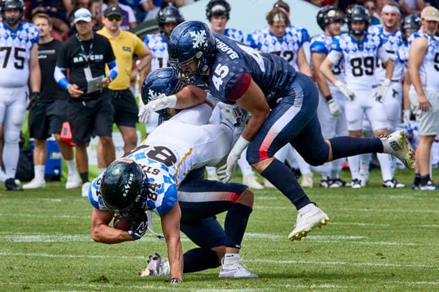 European Football Alliance (EFA), Munich Ravens vs Paris Musketeers, Munich Ravens, Paris Musketeers, 2026-08-02 in München-Unterhaching (Alpenbauer Sportpark Unterhaching) STADLER Michael (Munich Ravens Wide Receiver (WR) Kicker (K) Nr84-MUC84), KILANI Amir (PARIS MUSKETEERS Defensive Back (DB) Nr3-PAR3), BARBARAS Ilan (PARIS MUSKETEERS Linebacker (LB) Nr45-PAR45) sportworld München-Unterhaching Alpenbauer Sportpark Unterhachin Bayern Deutschland *** European Football Alliance (EFA), Munich Ravens vs. Paris Musketeers, Munich Ravens, Paris Musketeers, August 2, 2026, in Munich-Unterhaching, Alpenbauer Sportpark Unterhaching; STADLER Michael, Munich Ravens, Wide Receiver (WR), Kicker (K), No. 84 (MUC84), KILANI Amir PARIS MUSKETEERS Defensive Back DB No. 3 PAR3, BARBARAS Ilan PARIS MUSKETEERS Linebacker LB No. 45 PAR45, Sportworld Munich Unterhaching, Alpenbauer Sportpark, Unterhaching, Bavaria, Germany