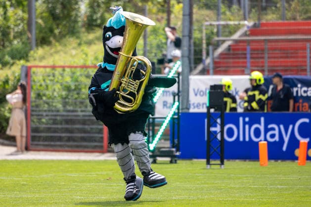 Einlauf, Walk In, Walkin, Entrance, Walkon, Walk on, Maskottchen, Maskot, Entertainment, Munich Ravens vs Paris Musketeers, American Football, EFA, Week 12, 2026, 02.08.2026 Unterhaching Sportpark Unterhaching Germany Copyright: xPFA BjörnxKeckerx