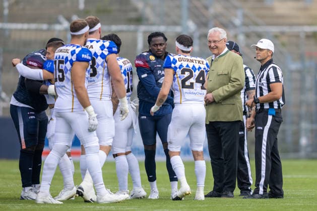 Cointoss with Joachim Herrmann, Munich Ravens vs Paris Musketeers, American Football, EFA, Week 12, 2026, 02.08.2026 Unterhaching Sportpark Unterhaching Germany Copyright: xPFA BjörnxKeckerx