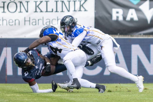 Torin Justice (Paris Musketeers, 09) runs with the ball and is tackled by Maleka Mbala (Munich Ravens, 44), Munich Ravens vs Paris Musketeers, American Football, EFA, Week 12, 2026, 02.08.2026 Unterhaching Sportpark Unterhaching Germany Copyright: xPFA BjörnxKeckerx