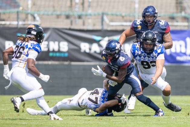 Hassane Dosso (Paris Musketeers, 08) runs with the ball and is tackled by Dominik Schmid (Munich Ravens, 47), Munich Ravens vs Paris Musketeers, American Football, EFA, Week 12, 2026, 02.08.2026 Unterhaching Sportpark Unterhaching Germany Copyright: xPFA BjörnxKeckerx