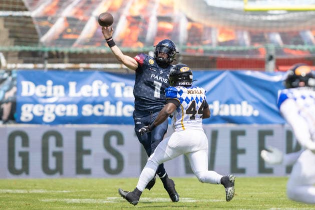 Zachary Edwards (Paris Musketeers, 01) throws the ball, Munich Ravens vs Paris Musketeers, American Football, EFA, Week 12, 2026, 02.08.2026 Unterhaching Sportpark Unterhaching Germany Copyright: xPFA BjörnxKeckerx