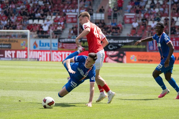 Niclas Walther (Erfurt, 22), Julien Damelang (HFC, 43), Hallescher FC vs. FC Rot-Weiss Erfurt, Fussball, Regionalliga Nordost, 2. Spieltag, Saison 2026 27, 02.08.2026 Halle Leuna Chemie Stadion ST Deutschland *** Niclas Walther Erfurt, 22, Julien Damelang HFC, 43, Hallescher FC vs. FC Rot Weiss Erfurt, Soccer, Northeast Regional League, Matchday 2, 2026–27 Season, February 8, 2026, Halle Leuna Chemie Stadium, ST Deutschland