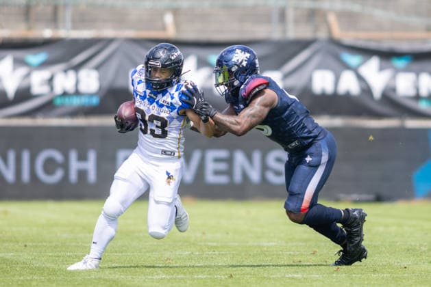 Justin Rodney (Munich Ravens, 33) runs with the ball and is tackled by Demarco Artis (Paris Musketeers, 15), Munich Ravens vs Paris Musketeers, American Football, EFA, Week 12, 2026, 02.08.2026 Unterhaching Sportpark Unterhaching Germany Copyright: xPFA BjörnxKeckerx