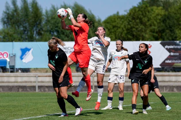 Hannah Etzold (Torhüterin, Torwart, Viktoria, 31) fängt eine Flanke ab, Aktion, Action, Spielszene, im Strafraum, Strafraumszene, 02.08.2026, St. Leon-Rot (Deutschland), Fussball, 2. Frauen-Bundesliga, TSG 1899 Hoffenheim U20 - FC Viktoria Berlin, DFB DFL REGULATIONS PROHIBIT ANY USE OF PHOTOGRAPHS AS IMAGE SEQUENCES AND OR QUASI-VIDEO. *** Hannah Etzold, goalkeeper, Viktoria, 31, intercepts a cross; action; game play; in the penalty area; penalty area scene; August 2, 2026, St. Leon-Rot, Germany, soccer, Women’s Bundesliga 2, TSG 1899 Hoffenheim U20 vs. FC Viktoria Berlin, DFB and DFL regulations prohibit any use of photographs as image sequences and or quasi-video xozx