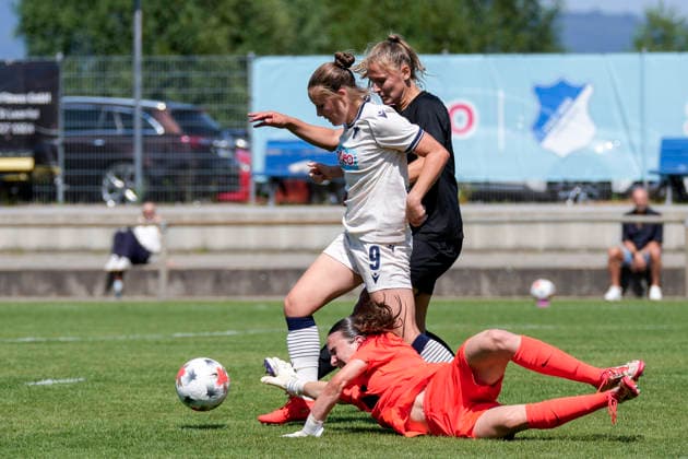 v.li.: Tala Mia Winter (TSG II, 9), Toma Ihlenburg (Viktoria, 4), Hannah Etzold (Torhüterin, Torwart, Viktoria, 31), Zweikampf, Spielszene, Duell, duel, tackle, tackling, Dynamik, Action, Aktion, im Strafraum, Strafraumszene, 02.08.2026, St. Leon-Rot (Deutschland), Fussball, 2. Frauen-Bundesliga, TSG 1899 Hoffenheim U20 - FC Viktoria Berlin, DFB DFL REGULATIONS PROHIBIT ANY USE OF PHOTOGRAPHS AS IMAGE SEQUENCES AND OR QUASI-VIDEO. *** v li Tala Mia Winter TSG II, 9, Toma Ihlenburg Viktoria, 4, Hannah Etzold Goalkeeper, Viktoria, 31, tackle, game scene, duel, tackle, tackling, dynamic, action, in the penalty area, penalty area scene, 02 08 2026, St. Leon-Rot, Germany, soccer, Women’s Bundesliga 2, TSG 1899 Hoffenheim U20 vs. FC Viktoria Berlin, DFB and DFL regulations prohibit any use of photographs as image sequences and or quasi-video xozx