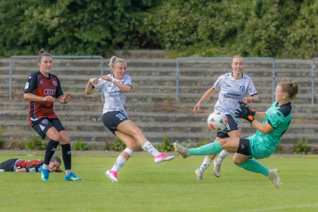 Ingolstadt, Deutschland 02. August 2026: 2. BL - Frauen - 2026 2027 - Sp. 1 - FC Ingolstadt 04 gegen 1. FFC Turbine Potsdam Im Bild: v. li. im Zweikampf Laura Lindner (1.FFC) und Torhüterin Anna-Lena Daum (FCI) DFL DFB regulations prohibit any use of photographs as image sequences and or quasi-video ESV-Stadion Bayern *** Ingolstadt, Germany, August 2, 2026, Women’s 2nd Division 2026–2027, Match 1: FC Ingolstadt 04 vs. 1 FFC Turbine Potsdam. Pictured from left: Laura Lindner (1 FFC) in a tackle and goalkeeper Anna Lena Daum (FCI). DFL and DFB regulations prohibit any use of photographs as image sequences and or quasi-video ESV Stadion Bayern Copyright: xFotostandx xSchäferx