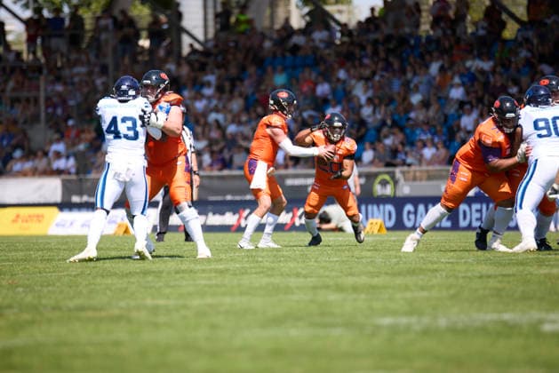 Frankfurt Galaxy - Noric Storm, American Football, European Football Alliance (EFA), Saison 2026, 02.08.2026. 9 Zach Calzada (QB, Frankfurt Galaxy) übergibt den Ball an 20 Gerald Ameln (RB, Frankfurt Galaxy) im Spiel zwischen Frankfurt Galaxy und Nordic Storm in der European Football Alliance (EFA) in Frankfurt am Main, Deutschland. Hessen Deutschland *** Frankfurt Galaxy vs. Nordic Storm, American Football, European Football Alliance (EFA), 2026 Season, August 2, 2026: No. 9 Zach Calzada, QB, Frankfurt Galaxy, hands the ball off to No. 20 Gerald Ameln, RB, Frankfurt Galaxy, during the game between the Frankfurt Galaxy and the Nordic Storm in the European Football Alliance (EFA) in Frankfurt am Main, Hesse, Germany NORatFGY_SCHRICK_SK2_9285