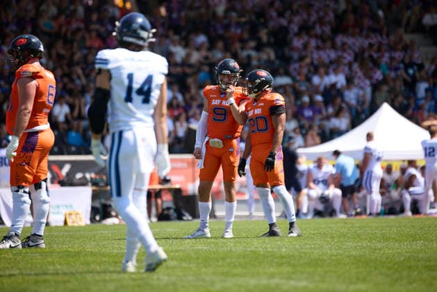 Frankfurt Galaxy - Noric Storm, American Football, European Football Alliance (EFA), Saison 2026, 02.08.2026. 9 Zach Calzada (QB, Frankfurt Galaxy) im Dialog mit 20 Gerald Ameln (RB, Frankfurt Galaxy) im Spiel zwischen Frankfurt Galaxy und Nordic Storm in der European Football Alliance (EFA) in Frankfurt am Main, Deutschland. Hessen Deutschland *** Frankfurt Galaxy vs. Nordic Storm, American Football, European Football Alliance (EFA), 2026 Season, August 2, 2026: Zach Calzada (QB), Frankfurt Galaxy, in conversation with Gerald Ameln (RB), Frankfurt Galaxy, during the game between the Frankfurt Galaxy and the Nordic Storm in the European Football Alliance (EFA) in Frankfurt am Main, Hesse, Germany NORatFGY_SCHRICK_SK2_9292