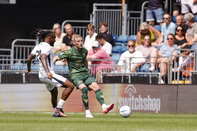 LUTON , 02-08-2026 , Kenilworth Road , season 2026 2027 , Dutch Pre-season football . friendly match between Luton Town and Go Ahead Eagles, Luton FC player Kasey Polner GA Eagles player Joris Kramer Luton Town - Go Ahead Eagles (friendly)  x205403148x Copyright: