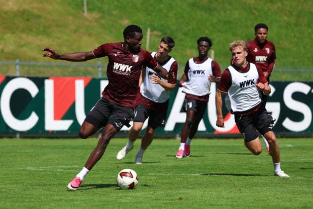02.08.206, GER, Fussball, Herren, FC Augsburg, 1. BL, Saison 2026 2027, Trainingslager, Training, Ogundu, Behrens FCA-Profi Uchenna Ogundu mit dem Ball am Fuß. Hennes Behrens kommt auf ihn zu. Achenkirch *** 02 08 206, GER, Soccer, Men s, FC Augsburg, 1st Bundesliga, 2026–2027 season, training camp, practice, Ogundu, Behrens FCA pro Uchenna Ogundu with the ball at his feet; Hennes Behrens approaches him; Achenkirch