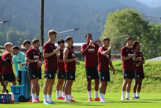 02.08.206, GER, Fussball, Herren, FC Augsburg, 1. BL, Saison 2026 2027, Trainingslager, Training, Trinkpause Die FCA-Profis kommen während einer Einheit zu einer Trinkpause zusammen. Achenkirch *** 02 08 206, GER, Soccer, Men s, FC Augsburg, 1st Bundesliga, 2026–2027 Season, Training Camp, Practice, Water Break: The FCA pros gather for a water break during a practice session in Achenkirch