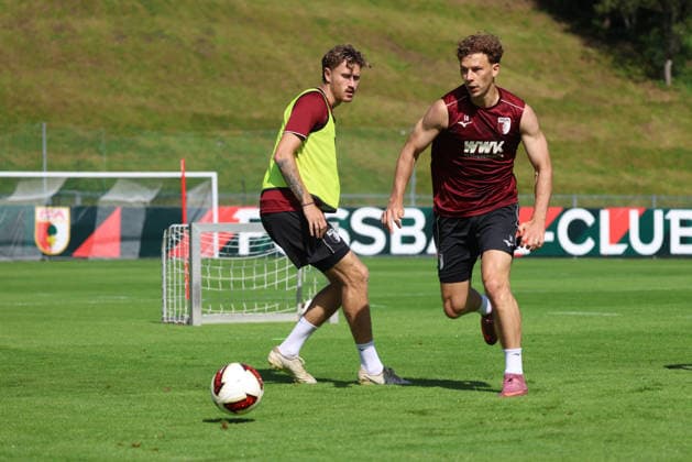 02.08.206, GER, Fussball, Herren, FC Augsburg, 1. BL, Saison 2026 2027, Trainingslager, Training, Brackelmann, Keitel FCA-Profi Yannik Keitel (re.) sprintet mit dem Ball an Calvin Brackelmann vorbei. Achenkirch *** 02 08 206, GER, Soccer, Men s, FC Augsburg, 1st Bundesliga, 2026–2027 Season, Training Camp, Practice, Brackelmann, Keitel FCA pro Yannik Keitel sprints past Calvin Brackelmann with the ball in Achenkirch