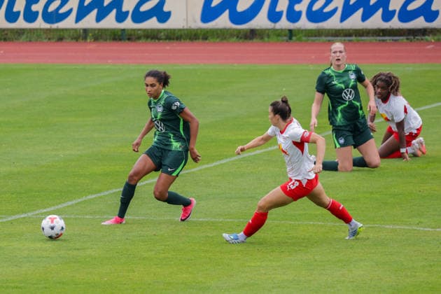 01.08.2026, xgrfx, Fussball Testspiel Frauen , RB Leipzig - VfL Wolfsburg v.l. Cora Zicai (VfL Wolfsburg), Sandra Starke (RB Leipzig) (DFL DFB REGULATIONS PROHIBIT ANY USE OF PHOTOGRAPHS as IMAGE SEQUENCES and or QUASI-VIDEO) Leipzig *** August 1, 2026, xgrfx, Women s Soccer Friendly Match, RB Leipzig vs. VfL Wolfsburg, Cora Zicai, VfL Wolfsburg, Sandra Starke, RB Leipzig. DFL and DFB regulations prohibit any use of photographs as image sequences and or quasi-video. Leipzig
