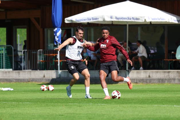 02.08.206, GER, Fussball, Herren, FC Augsburg, 1. BL, Saison 2026 2027, Trainingslager, Training, Banks, Kastanaras FCA-Profi Noahkai Banks (re.) im Zweikampf mit Thomas Kastanaras. Achenkirch *** 02 08 206, GER, Soccer, Men s, FC Augsburg, 1st Bundesliga, 2026–2027 Season, Training Camp, Practice, Banks, Kastanaras: FCA pro Noahkai Banks (right) in a tackle with Thomas Kastanaras (Achenkirch)