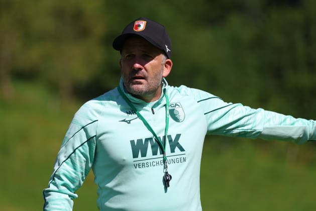 02.08.206, GER, Fussball, Herren, FC Augsburg, 1. BL, Saison 2026 2027, Trainingslager, Training, Baum FCA-Cheftrainer Manuel Baum gibt Kommandos auf dem Trainingsplatz. Achenkirch *** 02 08 206, GER, Soccer, Men s, FC Augsburg, 1st Bundesliga, 2026–2027 Season, Training Camp, Practice, Baum FCA Head Coach Manuel Baum gives instructions on the training field in Achenkirch