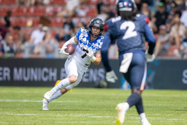 Louis Geyer (Munich Ravens, 07) runs with the ball, Munich Ravens vs Paris Musketeers, American Football, EFA, Week 12, 2026, 02.08.2026 Unterhaching Sportpark Unterhaching Germany Copyright: xPFA BjörnxKeckerx