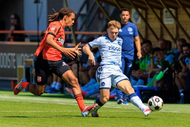 FC Volendam v AFC Ajax - Pre Season Friendly VOLENDAM, NETHERLANDS - AUGUST 2: Oliver Edvardsen of AFC Ajax and Deron Payne of FC Volendam during the Pre Season Friendly match between FC Volendam and AFC Ajax at Kras Stadion on August 2, 2026 in Volendam, Netherlands. Volendam Kras Stadion Netherlands Content not available for redistribution in The Netherlands directly or indirectly through any third parties. Copyright: xMarcelxvanxPlateringenx