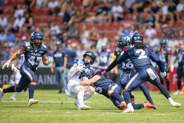 Louis Geyer (Munich Ravens, 07)runs with the ball and is tackled by Remi Bertellin (Paris Musketeers, 05), Munich Ravens vs Paris Musketeers, American Football, EFA, Week 12, 2026, 02.08.2026 Unterhaching Sportpark Unterhaching Germany Copyright: xPFA BjörnxKeckerx