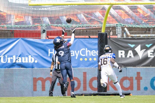 Touchdown catch Torin Justice (Paris Musketeers, 09), Munich Ravens vs Paris Musketeers, American Football, EFA, Week 12, 2026, 02.08.2026 Unterhaching Sportpark Unterhaching Germany Copyright: xPFA BjörnxKeckerx