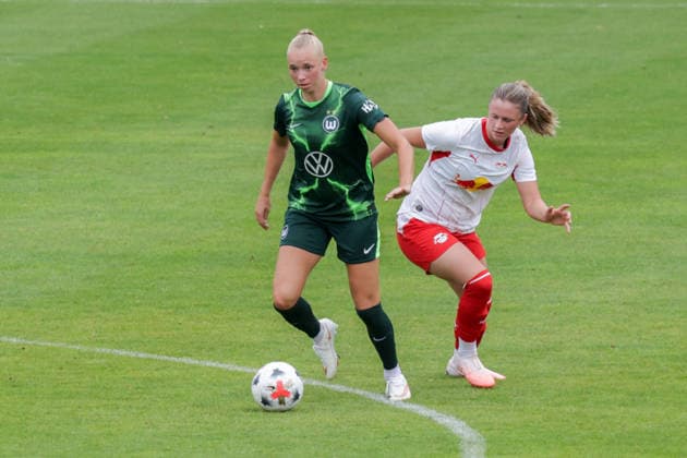 01.08.2026, xgrfx, Fussball Testspiel Frauen , RB Leipzig - VfL Wolfsburg v.l. Ella Peddemors (VfL Wolfsburg), Marie Kleemann (RB Leipzig) (DFL DFB REGULATIONS PROHIBIT ANY USE OF PHOTOGRAPHS as IMAGE SEQUENCES and or QUASI-VIDEO) Leipzig *** August 1, 2026, xgrfx, Women’s Soccer Friendly Match, RB Leipzig vs. VfL Wolfsburg, featuring Ella Peddemor of VfL Wolfsburg and Marie Kleemann of RB Leipzig. DFL and DFB regulations prohibit any use of photographs as image sequences and or quasi-video. Leipzig