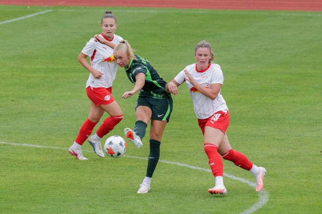 01.08.2026, xgrfx, Fussball Testspiel Frauen , RB Leipzig - VfL Wolfsburg v.l. Ella Peddemors (VfL Wolfsburg), Marie Kleemann (RB Leipzig) (DFL DFB REGULATIONS PROHIBIT ANY USE OF PHOTOGRAPHS as IMAGE SEQUENCES and or QUASI-VIDEO) Leipzig *** August 1, 2026, xgrfx, Women’s Soccer Friendly Match, RB Leipzig vs. VfL Wolfsburg, featuring Ella Peddemor of VfL Wolfsburg and Marie Kleemann of RB Leipzig. DFL and DFB regulations prohibit any use of photographs as image sequences and or quasi-video. Leipzig