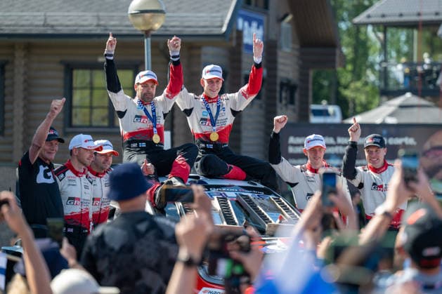 IPA87186172 - Elliott Edmondson (GBR), Oliver Solberg (SWE), Marko Salminen (FIN), Sami Pajari (FIN), Elfyn Evans (GBR), and Scott Martin (GBR) celebrate on the podium at the FIA WRC, Motorsport Rallye, WM SECTO RALLY FINLAND in Jyväskylä, Finland, July 30–August 2, 2026.  Copyright: xFedericoxManoni IPAxSportx xx 87186172