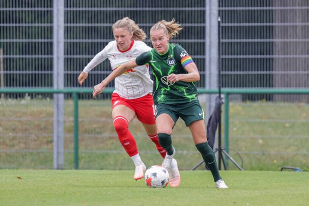 01.08.2026, xgrfx, Fussball Testspiel Frauen , RB Leipzig - VfL Wolfsburg v.l. Marie Kleemann (RB Leipzig), Janina Minge (VfL Wolfsburg) (DFL DFB REGULATIONS PROHIBIT ANY USE OF PHOTOGRAPHS as IMAGE SEQUENCES and or QUASI-VIDEO) Leipzig *** August 1, 2026, xgrfx, Women s Soccer Friendly Match, RB Leipzig vs. VfL Wolfsburg, Marie Kleemann (RB Leipzig), Janina Minge, VfL Wolfsburg; DFL and DFB regulations prohibit any use of photographs as image sequences and or quasi-video, Leipzig