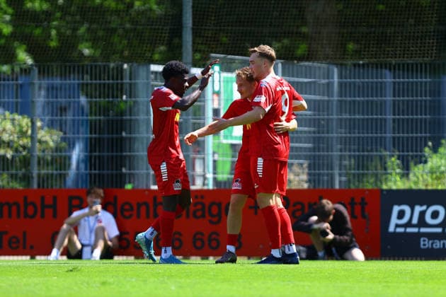 9 Lukas Krüger (FC Eintracht Norderstedt) bejubelt mit seinen Teamkollegen seinen Treffer zum 1:0. Fußball I Herren I Regionalliga Nord I Saison 2026-2027 I 1. Spieltag I FC Eintracht Norderstedt - SV Atlas Delmenhorst I 02.08.2026 I Edmund-Plambeck-Stadion *** 9 Lukas Krüger of FC Eintracht Norderstedt celebrates his goal—making the score 1–0—with his teammates. Soccer Men’s Regionalliga Nord 2026–2027 Season Matchday 1 FC Eintracht Norderstedt vs. SV Atlas Delmenhorst August 2, 2026 2026 Edmund Plambeck Stadium
