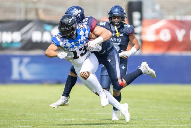 Mavin Rutsch (Munich Ravens, 13) runs with the ball and is tackled by Ilan Barbaras (Paris Musketeers, 45), Munich Ravens vs Paris Musketeers, American Football, EFA, Week 12, 2026, 02.08.2026 Unterhaching Sportpark Unterhaching Germany Copyright: xPFA BjörnxKeckerx