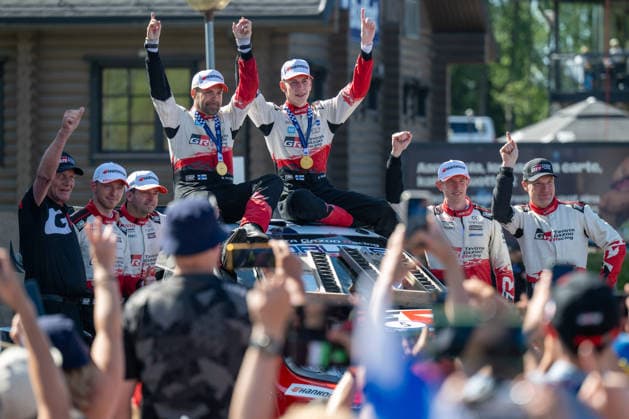 IPA87186204 - Elliott Edmondson (GBR), Marko Salminen (FIN), Sami Pajari (FIN),Elfyn Evans (GBR), Scott Martin (GBR), and Jari-Matti Latvala (FIN) celebrate their podium finishes at the FIA WRC, Motorsport Rallye, WM SECTO RALLY FINLAND in Jyväskylä, Finland, July 30–August 2, 2026.  Copyright: xFedericoxManoni IPAxSportx xx 87186204