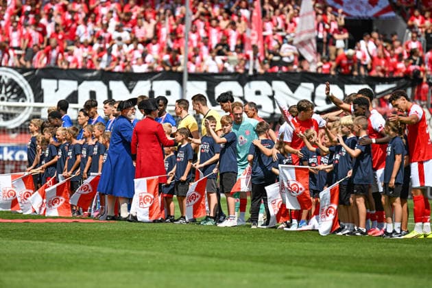 Fußball I Herren I Saison 2026-2027 I Regionalliga I 2. Spieltag I Hallescher FC - FC Rot-Weiß Erfurt I 02.08.2026 Übergabe des Salzes durch die Halloren an die Gäste Halle (Saale) Leuna-Chemie-Stadion Sachsen-Anhalt Deutschland *** Soccer I Men s Team I 2026–2027 Season I Regionalliga I Matchday 2 I Hallescher FC vs. FC Rot-Weiß Erfurt I August 2, 2026: The Halloren present the guests with salt at the Halle Saale Leuna Chemie Stadium, Saxony-Anhalt, Germany Copyright: xLobeca InesxHähnelx