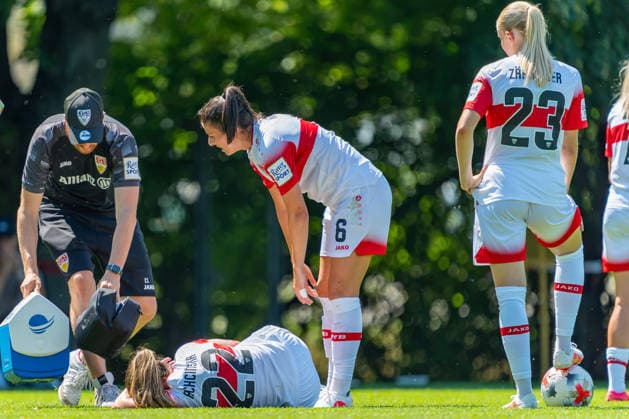 Testspiel: VfB Stuttgart vs. SpVgg Greuther Fürth; 02.08.2026 Stuttgart, GERMANY - 02. August 2026: Adriana AchciÅ ska (VfB Stuttgart, 22) wird medizinisch versorgt während dem Testspiel zwischen dem VfB Stuttgart und dem SpVgg Greuther Fürth auf dem Sportgelände des Clubzentrum des VfB Stuttgart. *** Friendly Match: VfB Stuttgart vs. SpVgg Greuther Fürth, August 2, 2026, Stuttgart, GERMANY August 2, 2026 Adriana AchciÅ ska, 22, of VfB Stuttgart, receives medical attention during the friendly match between VfB Stuttgart and SpVgg Greuther Fürth at the sports complex of the VfB Stuttgart Club Center Copyright: xBEAUTIFULxSPORTS Steinx