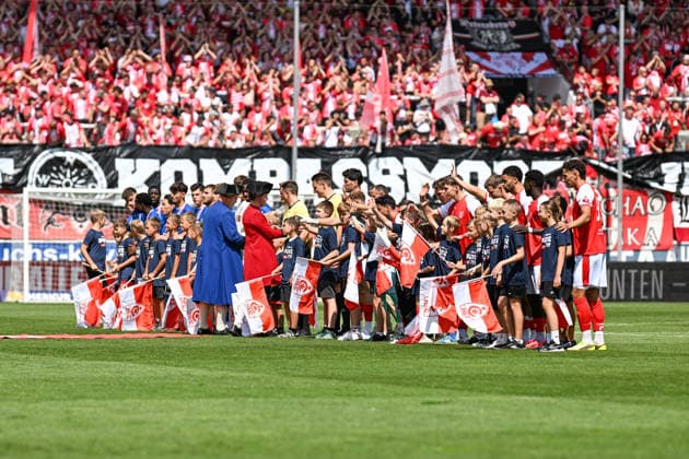 Fußball I Herren I Saison 2026-2027 I Regionalliga I 2. Spieltag I Hallescher FC - FC Rot-Weiß Erfurt I 02.08.2026 Traditionelle Übergabe des Salzes als Geschenk durch die Halloren Halle (Saale) Leuna-Chemie-Stadion Sachsen-Anhalt Deutschland *** Soccer I Men s Team I 2026–2027 Season I Regionalliga I Matchday 2 I Hallescher FC vs. FC Rot-Weiß Erfurt I August 2, 2026 Traditional presentation of salt as a gift by the Halloren at the Halle Saale Leuna Chemie Stadium, Saxony-Anhalt, Germany Copyright: xLobeca InesxHähnelx