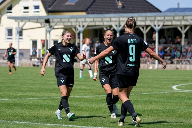 v.li.: Sarah Klotz (Viktoria, 2), Laura Casanovas Diaz (Viktoria, 53), Torschützin Christin Meyer (Viktoria, 9), Spielerinnen vom FC Viktoria Berlin, jubeln über das Tor zum 0:2, Jubel, Torjubel, Torerfolg, celebrate the goal, goal, celebration, jubelt ueber das Tor, Freuen, Freude, freut sich, optimistisch, positiv, Spielszene, Highlight, Action, Aktion, 02.08.2026, St. Leon-Rot (Deutschland), Fussball, 2. Frauen-Bundesliga, TSG 1899 Hoffenheim U20 - FC Viktoria Berlin, DFB DFL REGULATIONS PROHIBIT ANY USE OF PHOTOGRAPHS AS IMAGE SEQUENCES AND OR QUASI-VIDEO. *** From left: Sarah Klotz (Viktoria), 2; Laura Casanovas Diaz (Viktoria), 53; goal scorer Christin Meyer (Viktoria), 9; players from FC Viktoria Berlin celebrate the goal that made the score 0–2, Celebration, goal celebration, scoring a goal, celebrate the goal, goal, celebration, celebrating the goal, joy, happiness, happy, optimistic, positive, game scene, highlight, action, 02 08 2026, St. Leon-Rot, Germany, soccer, Women’s Bundesliga 2, TSG 1899 Hoffenheim U20 vs. FC Viktoria Berlin, DFB and DFL regulations prohibit any use of photographs as image sequences and or quasi-video xozx