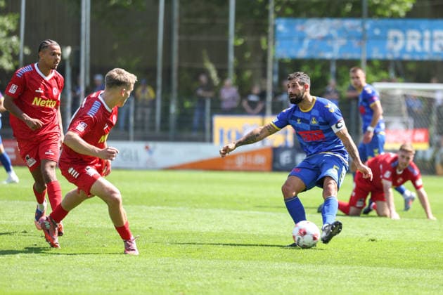 Fußball I Herren I Saison 2026 2027 I Regionalliga Nord I 1.Spieltag I Eintracht Norderstedt - SV Atlas Delmenhorst I 02.08.2026 Melvin Zimmer (11, FC Eintracht Norderstedt) Ibrahim Temin (5, SV Atlas Delmenhorst) *** Soccer I Men s I 2026–2027 Season I Regionalliga Nord I Matchday 1 I Eintracht Norderstedt vs. SV Atlas Delmenhorst I August 2, 2026 Melvin Zimmer 11, FC Eintracht Norderstedt Ibrahim Temin 5, SV Atlas Delmenhorst Copyright: xLobeca RalfxHomburgx