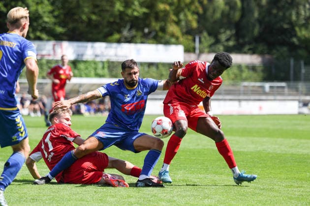 Fußball I Herren I Saison 2026 2027 I Regionalliga Nord I 1.Spieltag I Eintracht Norderstedt - SV Atlas Delmenhorst I 02.08.2026 Melvin Zimmer (11, FC Eintracht Norderstedt) Ibrahim Temin (5, SV Atlas Delmenhorst) Ezra Ampofo (29, FC Eintracht Norderstedt) *** Soccer I Men s I 2026–2027 Season I Regionalliga Nord I Matchday 1 I Eintracht Norderstedt vs. SV Atlas Delmenhorst I August 2, 2026 Melvin Zimmer 11, FC Eintracht Norderstedt Ibrahim Temin 5, SV Atlas Delmenhorst Ezra Ampofo 29, FC Eintracht Norderstedt Copyright: xLobeca RalfxHomburgx