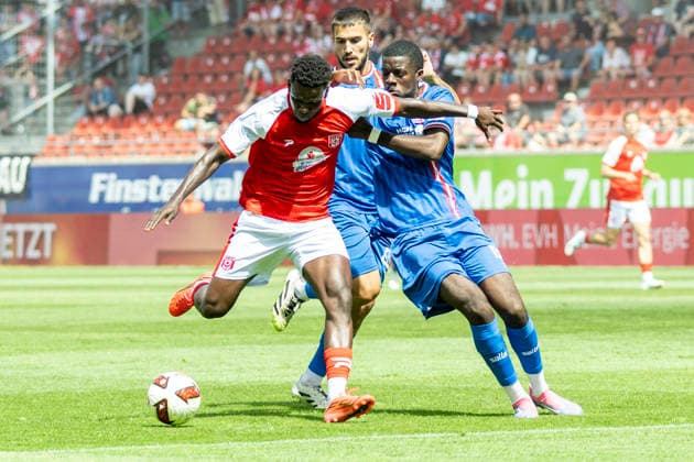 Regionalliga Nordost -Saison 26 27 Hallescher FC vs.FC Rot-Weiss Erfurt Halle, Deutschland 02.August 2026: Im Bild:v. li. im Zweikampf Bocar Baro (Halle), Sofiane Ikene (Erfurt) und Benjika Caciel (Erfurt) Halle Saale Leuna Chemie Stadion Sachsen-Anhalt Deutschland *** Regionalliga Northeast, Season 26–27: Hallescher FC vs. FC Rot Weiss Erfurt, Halle, Germany, August 2, 2026. Pictured from left, in a tackle: Bocar Baro (Halle), Sofiane Ikene (Erfurt), and Benjika Caciel (Erfurt). Halle Saale Leuna Chemie Stadium, Saxony-Anhalt, Germany