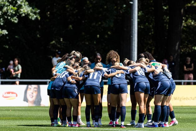2.Frauen-Bundesliga: FC Köln Frauen II - SC Sand; 02.08.2026 SC Sand im Teamkreis bis zum Spielbeginn. 2.Frauen-Bundesliga: FC Köln Frauen II - SC Sand; Geißbockheim, Köln; 02.08.2026 DFL regulations prohibit any use of photographs as image sequences and or quasi video. *** Women s Bundesliga 2: FC Köln Women II vs. SC Sand, August 2, 2026; SC Sand in the team circle before kickoff; Women s Bundesliga 2: FC Köln Women II vs. SC Sand, Geißbockheim, Cologne, August 2, 2026; DFL regulations prohibit any use of photographs as image sequences and or quasi-video Copyright: xBEAUTIFULxSPORTS Buriakovx