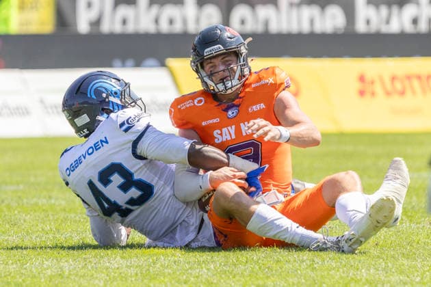 EFA - European Football Alliance: Frankfurt Galaxy - Nordic Storm, 02.08.2026 Lucky Ogbevoen (Nordic Storm 43) mit einem Quarterbacksack gegen Zach Calzada (Frankfurt Galaxy 9), Frankfurt Galaxy - Nordic Storm, Frankfurt, PSD Bank Arena, 2.8.2026 *** EFA European Football Alliance: Frankfurt Galaxy vs. Nordic Storm, August 2, 2026. Lucky Ogbevoen of the Nordic Storm recorded a quarterback sack against Zach Calzada of the Frankfurt Galaxy (9). Frankfurt Galaxy vs. Nordic Storm, Frankfurt, PSD Bank Arena, August 2, 2026 Copyright: xBEAUTIFULxSPORTS Gawlikx