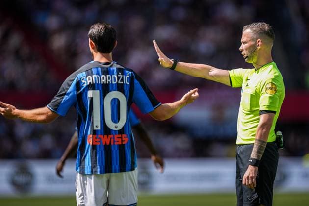 ROTTERDAM , 02-08-2026 , Stadium Feijenoord de Kuip , season 2026 2027 , Dutch preseason football , Friendly match between Feyenoord and Atalanta Bergamo (Kuip Cup) , picture shows Referee Robin Hensgens Feyenoord - Atalanta (friendly)  x205403924x Copyright: