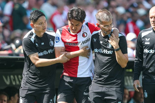 Sport Bilder des Tages 2026-08-02 Feyenoord v Atalanta Bergamo - Pre Season Friendly ROTTERDAM, NETHERLANDS - AUGUST 2: Injury of Tsuyoshi Watanabe of Feyenoord during the Pre Season Friendly match between Feyenoord and Atalanta Bergamo at Stadion Feijenoord on August 2, 2026 in Rotterdam, Netherlands. Rotterdam Stadion Feijenoord Netherlands Content not available for redistribution in The Netherlands directly or indirectly through any third parties. Copyright: xHansxvanxderxValkx